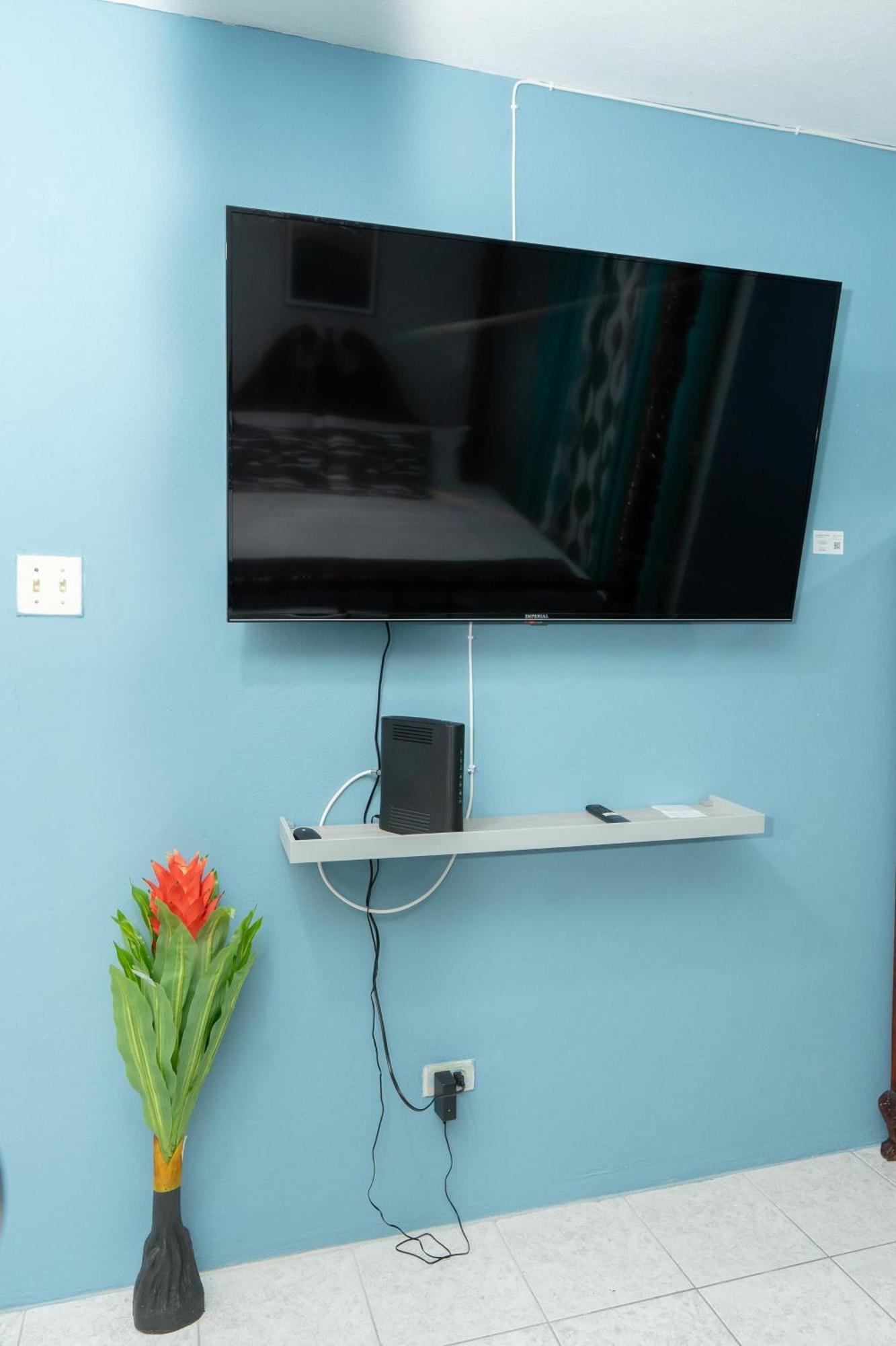 Finest Accommodation Oxford Manor One Bedroom Apt # 27 Кингстън Екстериор снимка